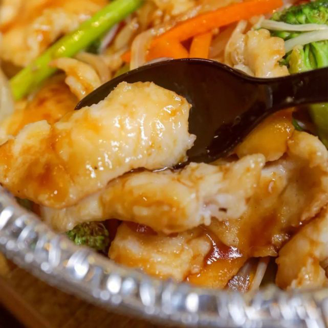 Как определить разницу между посудой из пшеничной соломы и пластиковой посудой